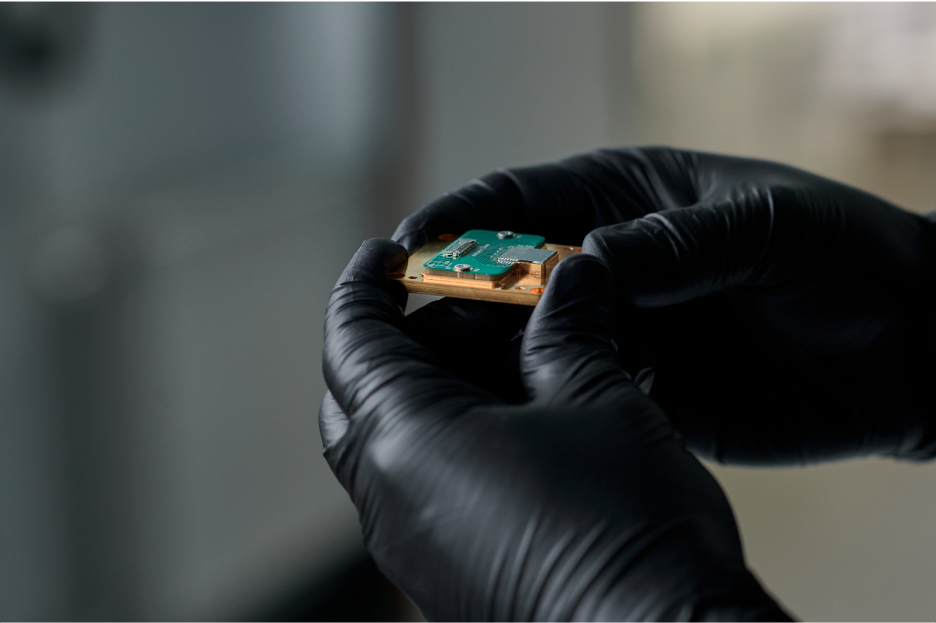 (Pixel Photonics) Photographs of the photonic chip